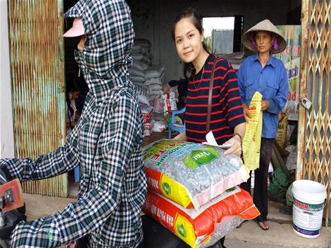 Nông dân đi mua phân bón Trùn Quế VRAT