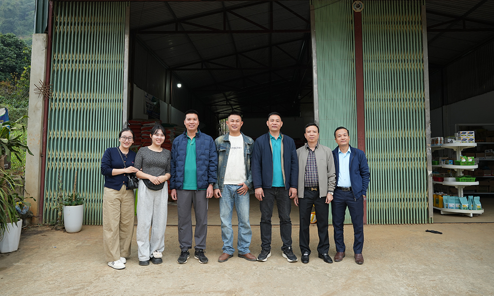 Đại diện Công ty đã trực tiếp đến thăm nhà phân phối Phát Nhung (Bản Hôm, phường Chiền Cơi)