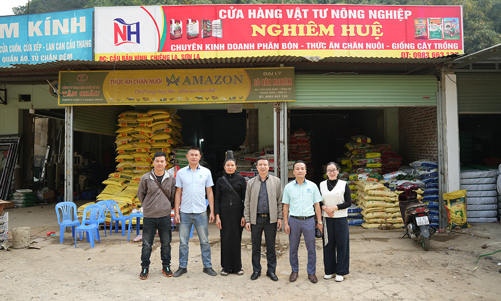 Đoàn công tác đến thăm trực tiếp nhà phân phối Nghiêm Huệ (Cầu Bản Hình, xã Chiềng La)