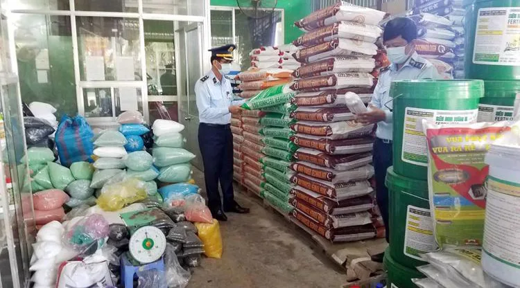 Lực lượng quản lý thị trường kiểm tra cửa hàng kinh doanh phân bón