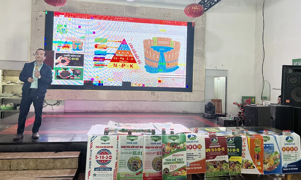 Ông Đặng Viết Thanh - PGĐ Công ty Cổ phần phân bón Sông mã giới thiệu sản phẩm, giải pháp dinh dưỡng cho hệ thống đại lý