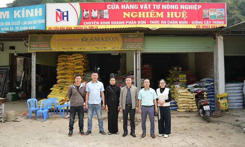 Đoàn công tác đến thăm trực tiếp nhà phân phối Nghiêm Huệ (Cầu Bản Hình, xã Chiềng La)