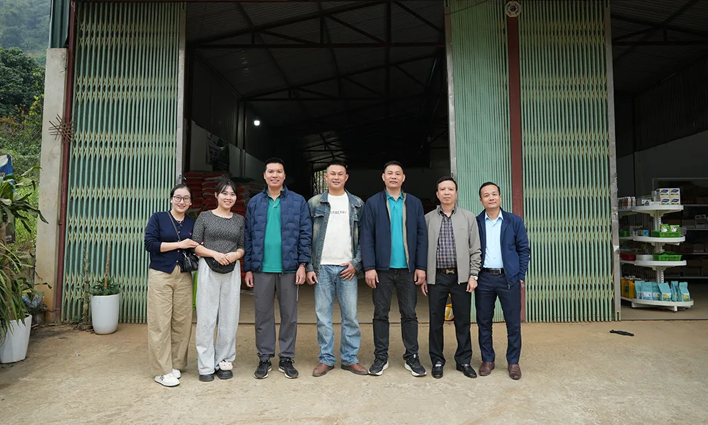 Đại diện Công ty đã trực tiếp đến thăm nhà phân phối Phát Nhung (Bản Hôm, phường Chiền Cơi)